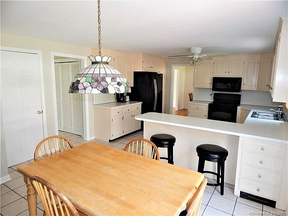 3rd image of 3 Pheasant Hill Ln