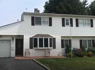 31 Straw Ln, Hicksville, NY 11801