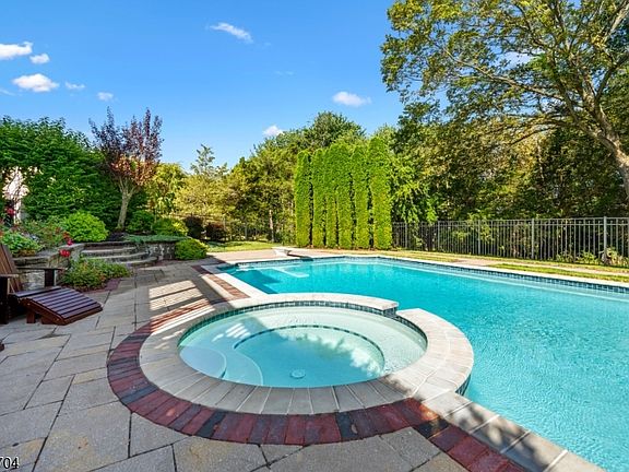 4th image of 41 White Meadow Rd