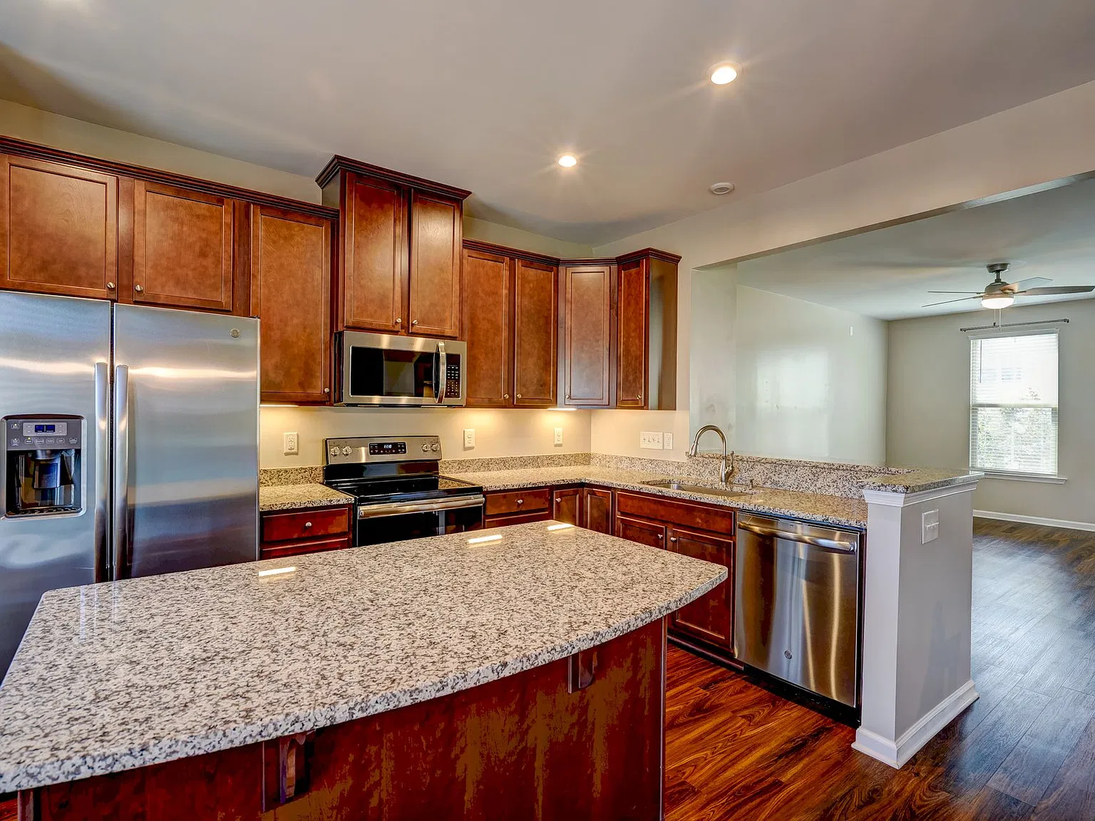 3 bed, 2.5 bath, 1800 sqft, $2,300 — Photo 3