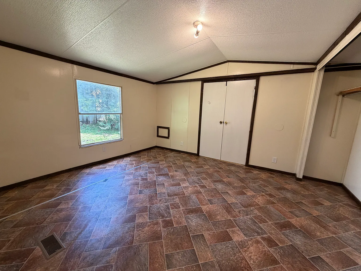 217 S Gate Dr — Photo 3