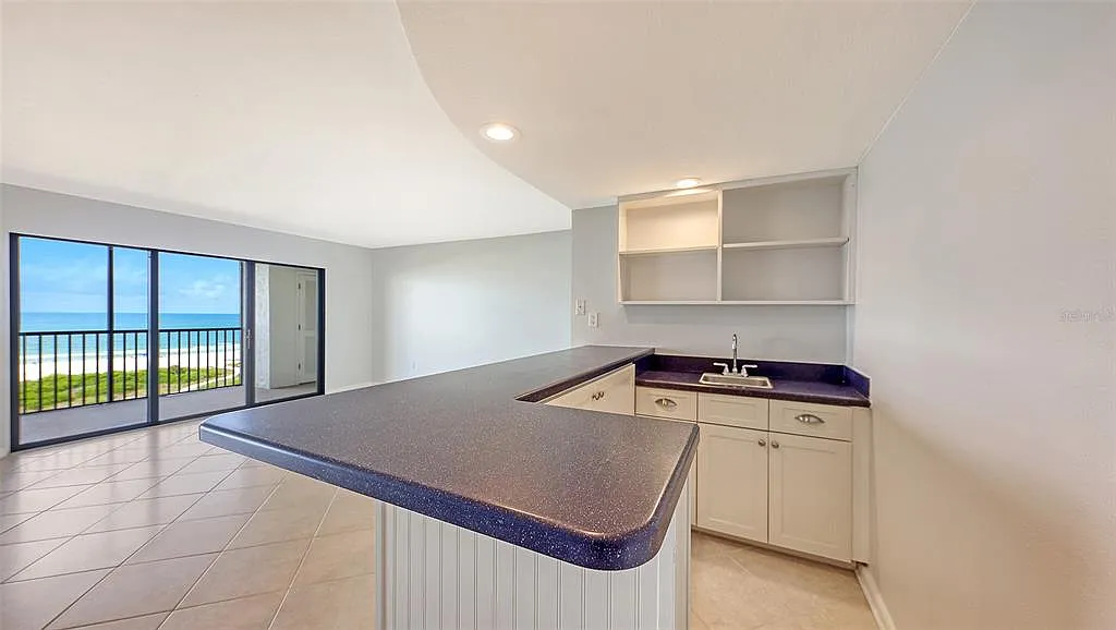 3 bed, 2.0 bath, 2022 sqft, $6,000 — Photo 4