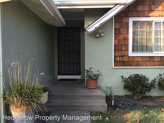 4th image of 842 Pueblo Ave
