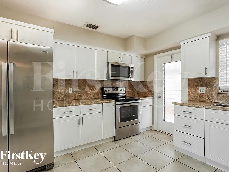 2720 SW 18th St — Photo 6