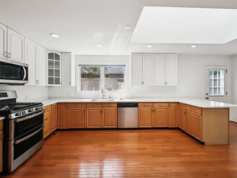 Large Eat-in Kitchen