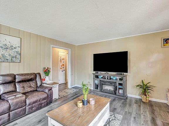 4th image of 206 Douglas Ave