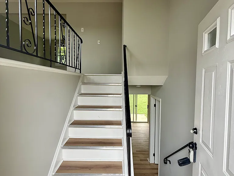 84 Stratton St S — Photo 2