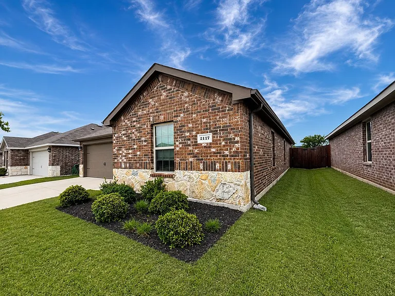 2117 Berrywood Dr — Photo 2