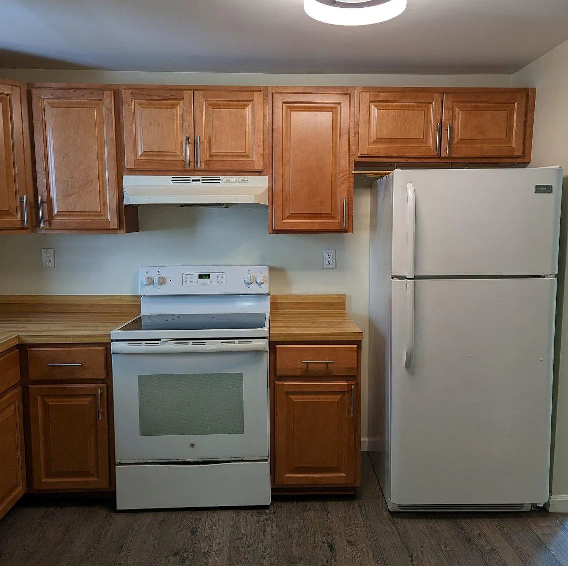 3 bed, 1.0 bath, 1020 sqft, $2,349 — Photo 2
