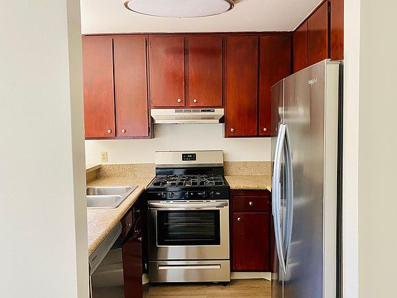 3rd image of 6210 Woodman Ave #102