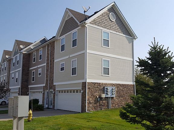 3rd image of 381 NE Satinwood