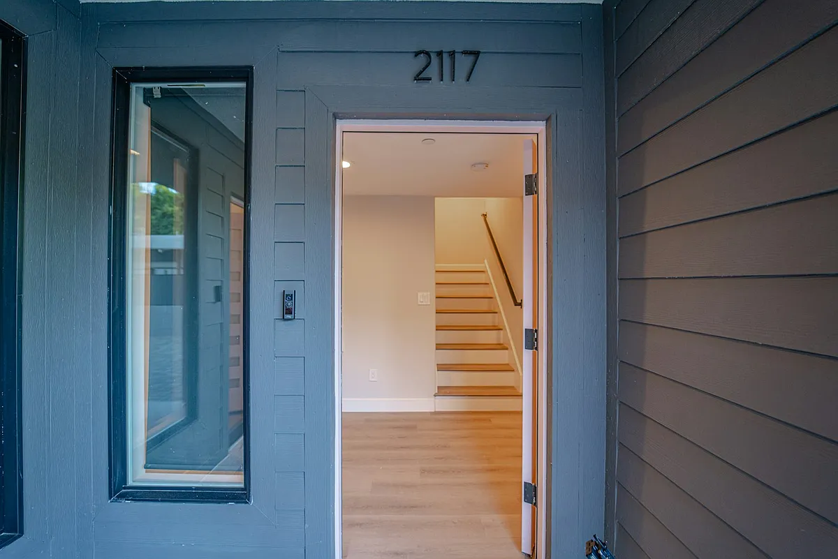 Building Photo - 2115 Holly Dr #2117