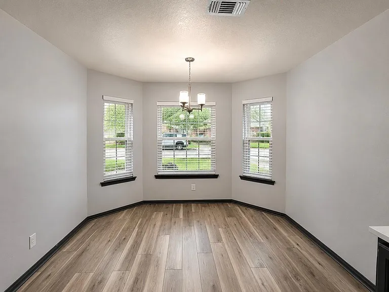 1105 Apache Dr — Photo 10