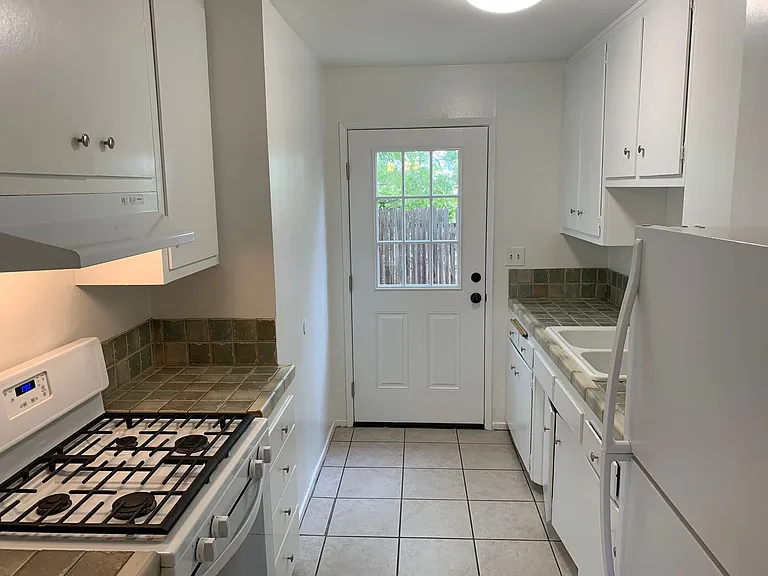 4700 Dexter Dr — Photo 29