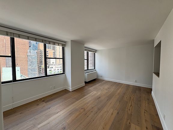 4th image of 301 E 45th St APT 15E