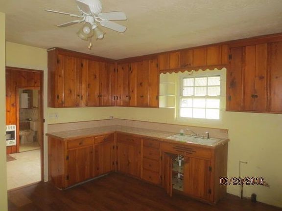 3rd image of 2912 Pinehill Dr