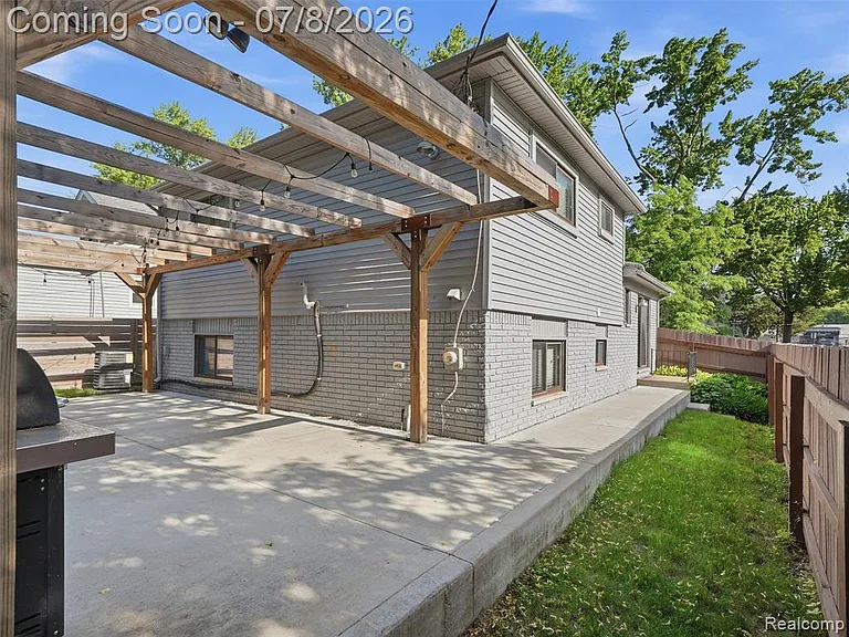 828 E 2nd St — Photo 24
