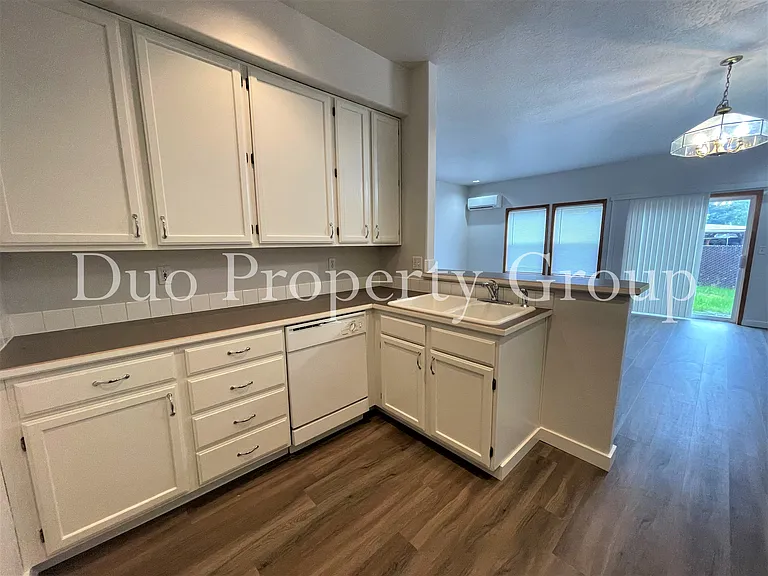 606 S 41st Ct — Photo 8