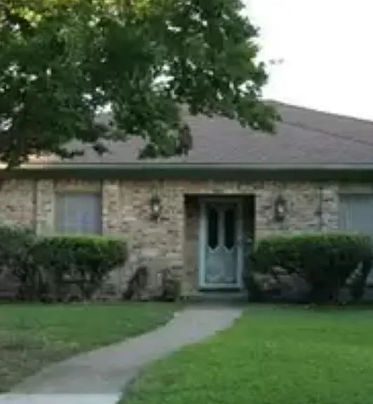 806 Hillsdale Dr — Photo 1
