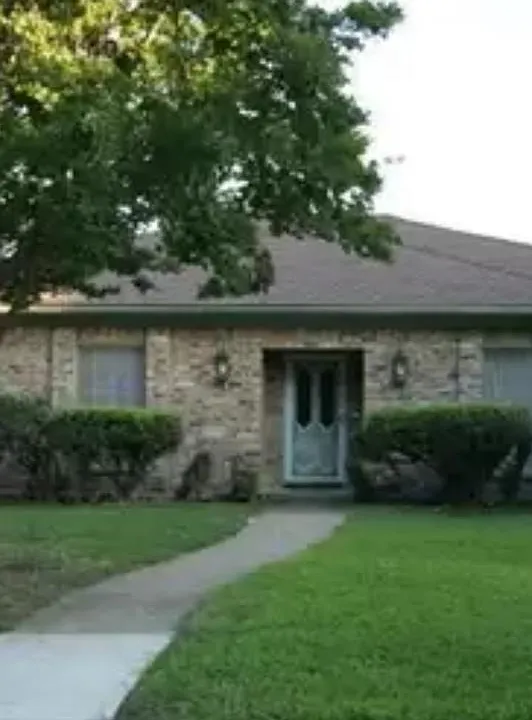 806 Hillsdale Dr