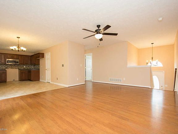 5th image of 220 Red Crest Dr