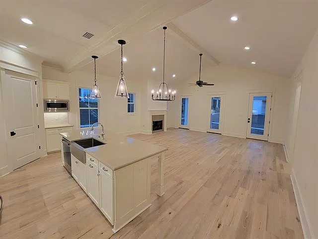 3 bed, 2.0 bath, 1964 sqft, $3,500 — Photo 3