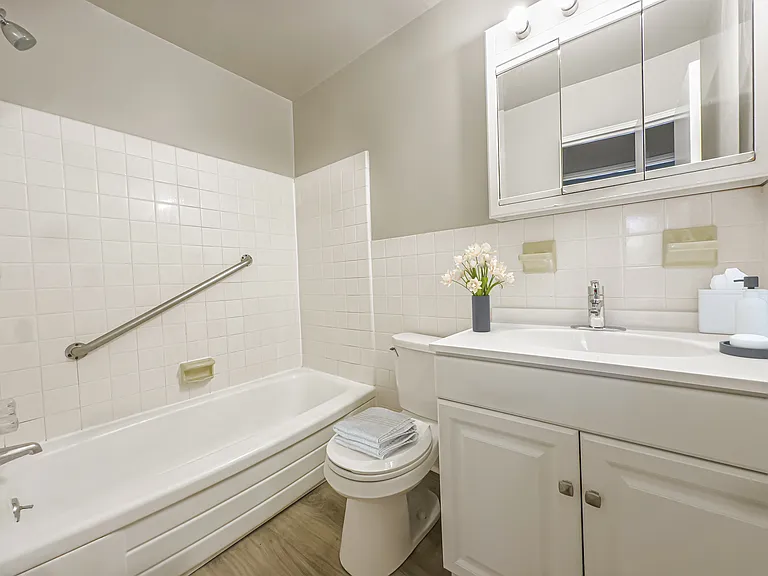 Creekside Apartments — Photo 6