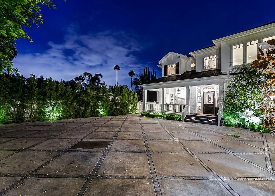 2nd image of 5020 Woodley Ave