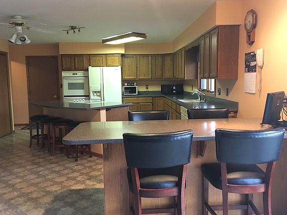 Two islands, double ovens. 