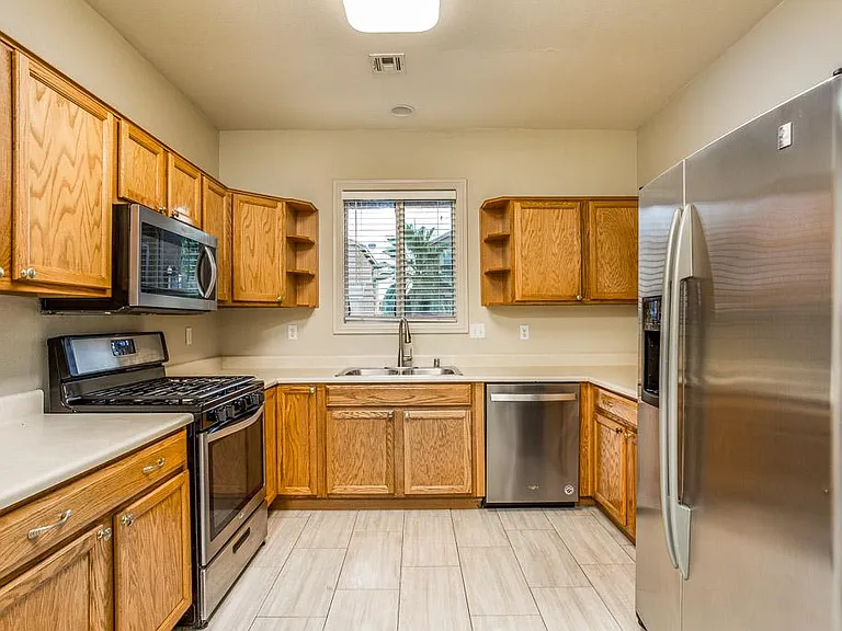 2609 Los Palos St — Photo 32