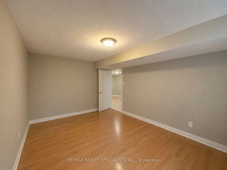 1763 Sandgate Cres #LOWER — Photo 6