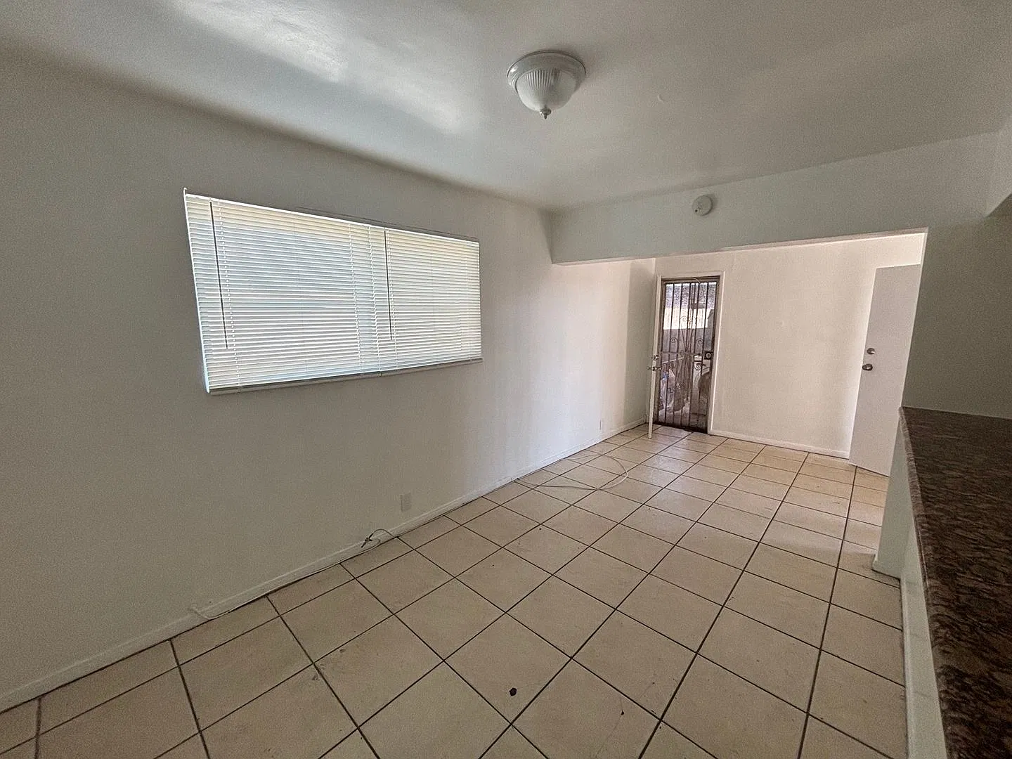 Upstairs 1 Bedroom / 1 Bathroom Apartment Los Angeles — Photo 4
