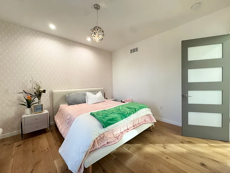 4732 Mercier St — Photo 32