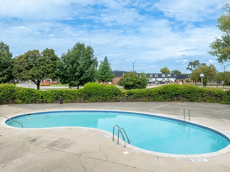 Carlyle Tower Apartments - Southfield, MI — Photo 26
