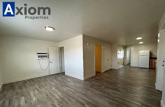 Beautiful 3 bedroom 1 bathroom apartment available now! — Photo 36