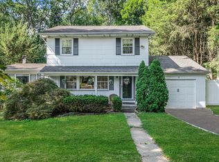 11 Arden Ct, Melville, NY 11747