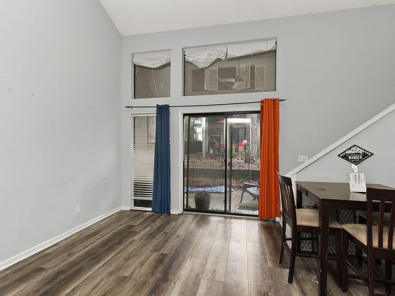 2nd image of 1009 Stonegate Dr APT A