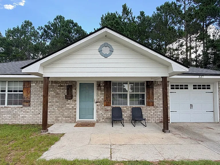 337 NE Sheila Dr — Photo 34