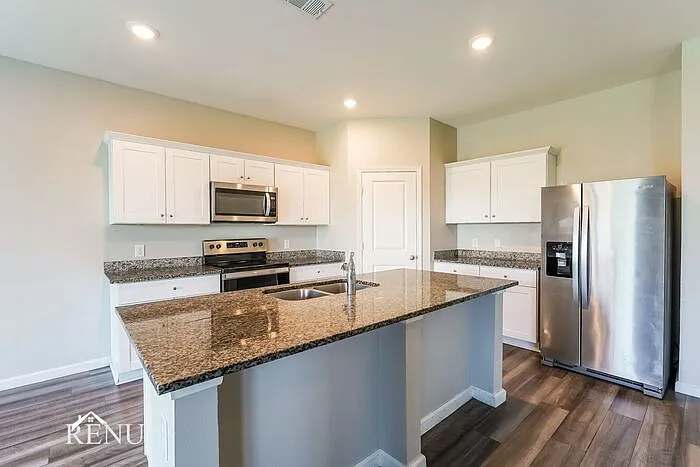 4 bed, 2.5 bath, 2406 sqft, $2,515 — Photo 3