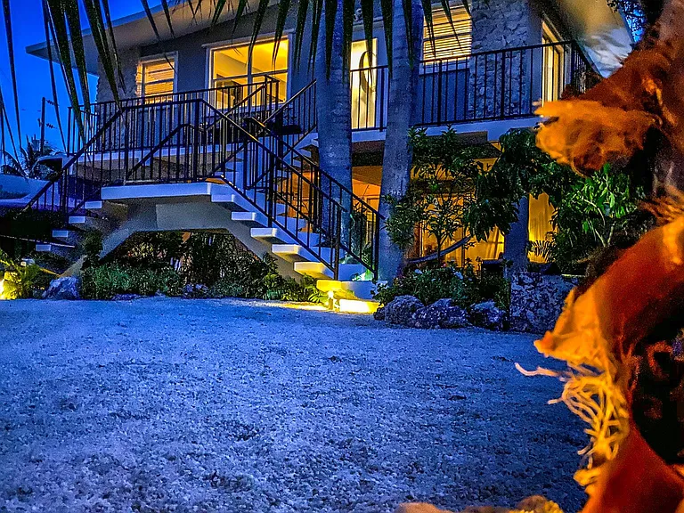 402 Coconut Dr — Photo 2