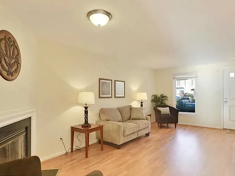 8 Strath Haven Ct — Photo 2