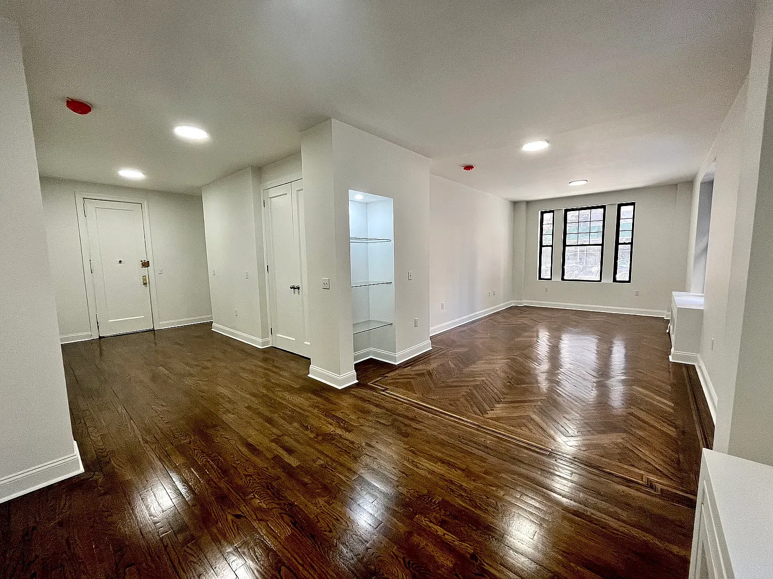 574 W End Ave — Photo 2