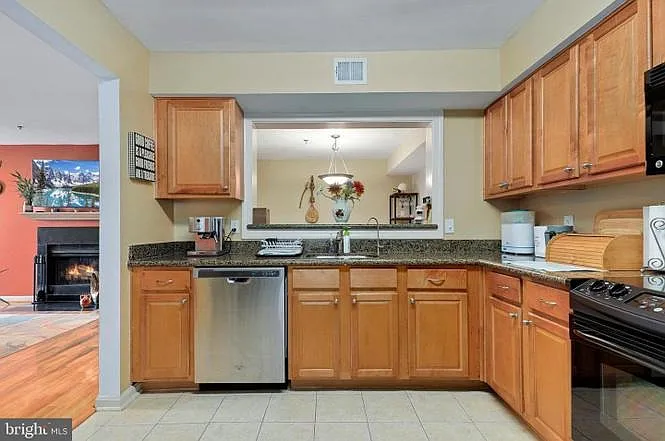2 bed, 1289 sqft, $2,450 — Photo 2