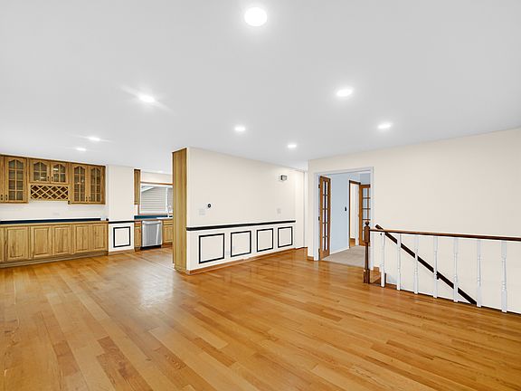 2nd image of 818 Woodbine Cir