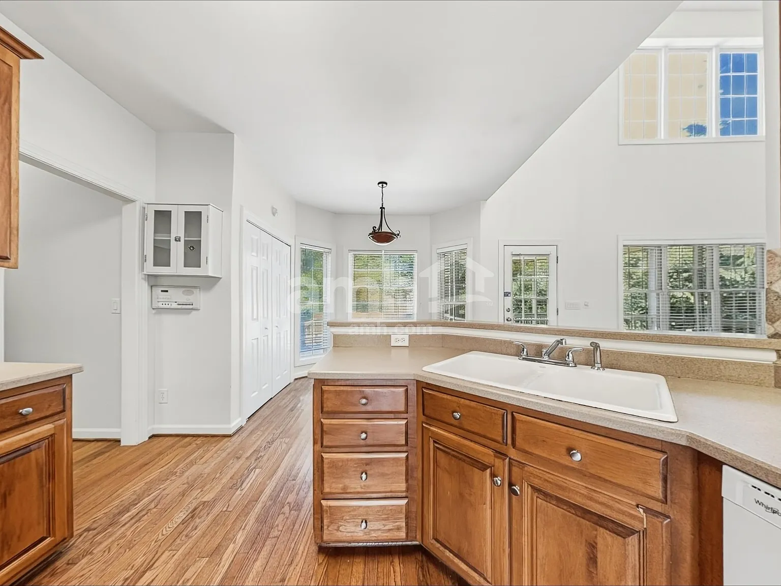 4 bed, 3.0 bath, 2600 sqft, $2,895 — Photo 3