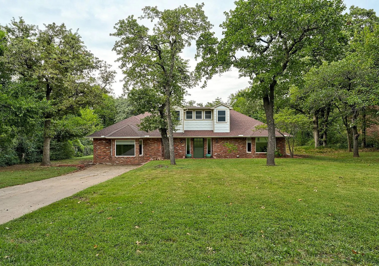 Stunning 3-Bed, 3-Bath Home in the Heart of Edmond! - Lawn Service Provided by owner — Photo 3