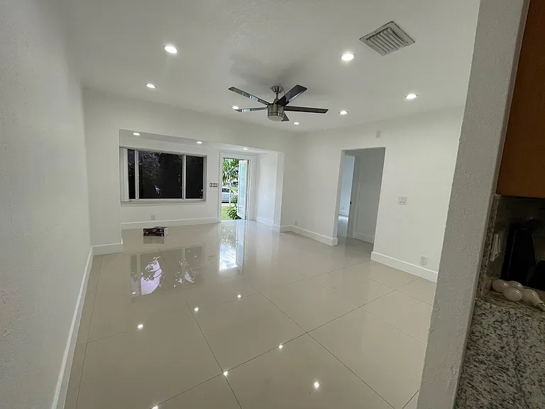 15760 NE 18th Ct — Photo 11