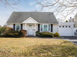12 Croyden Dr, Massapequa, NY 11758
