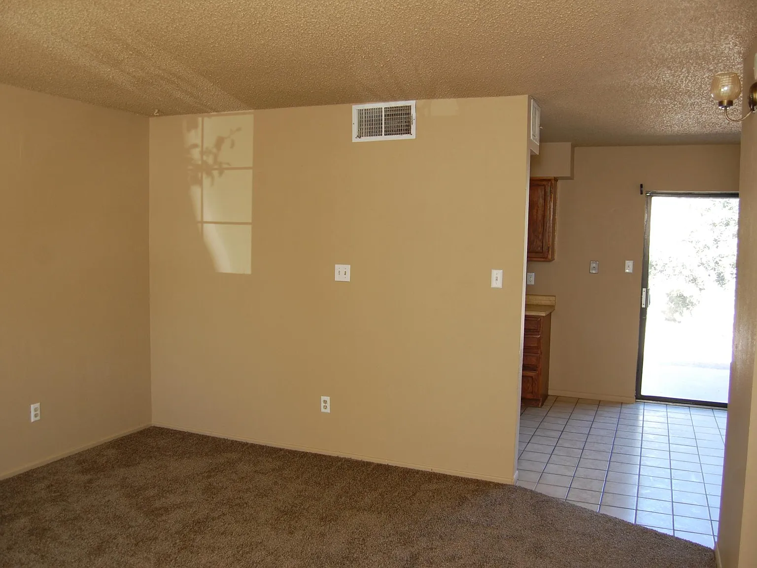 3 bed, 2.5 bath, 1729 sqft, $1,450 — Photo 3