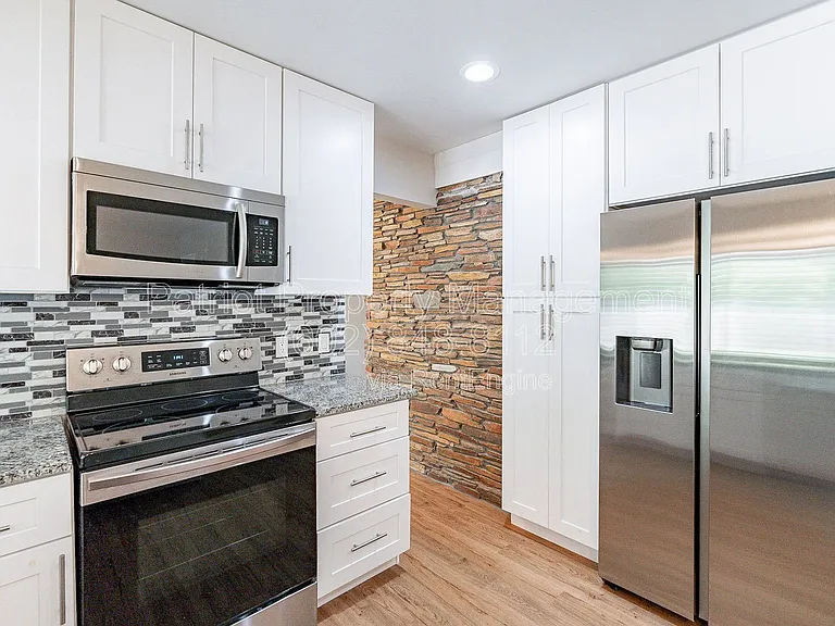 110 W Seldon Ln — Photo 11